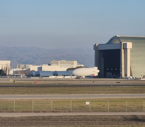 naujos kartos dirizablis pathfinder 1 prie istorinio angaro hangar two moffet field aerodromo